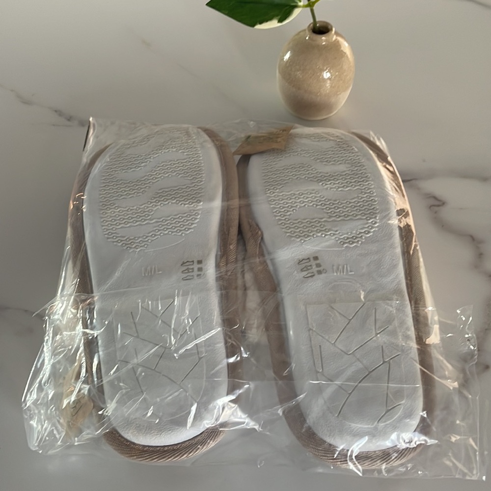 NWT Chinese Laundry Faux Fur Slippers- Holiday Giftable - Picture 6 of 7